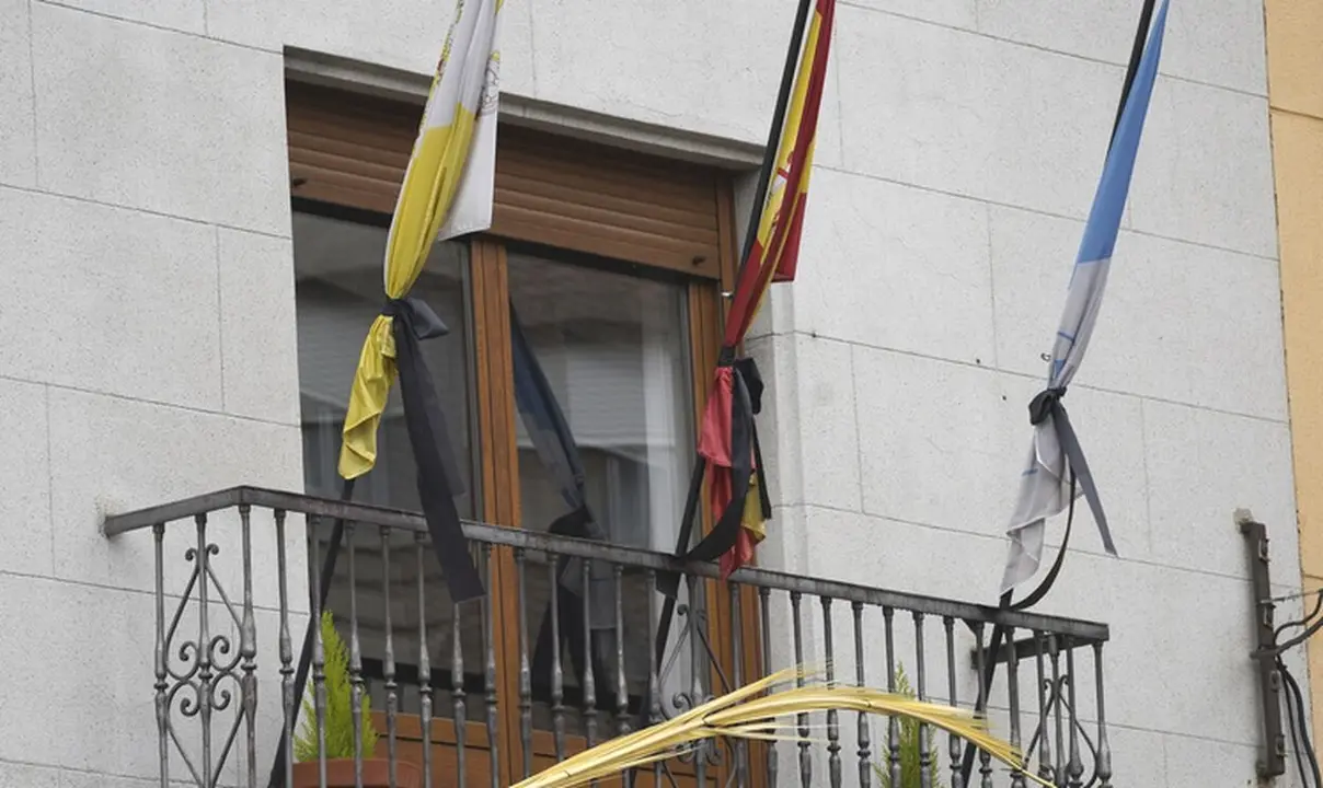Crespones negros en las banderas del colegio concertado San Ignacio de Ponferrada por el fallecimiento del Papa Francisco. Foto: César Sánchez.