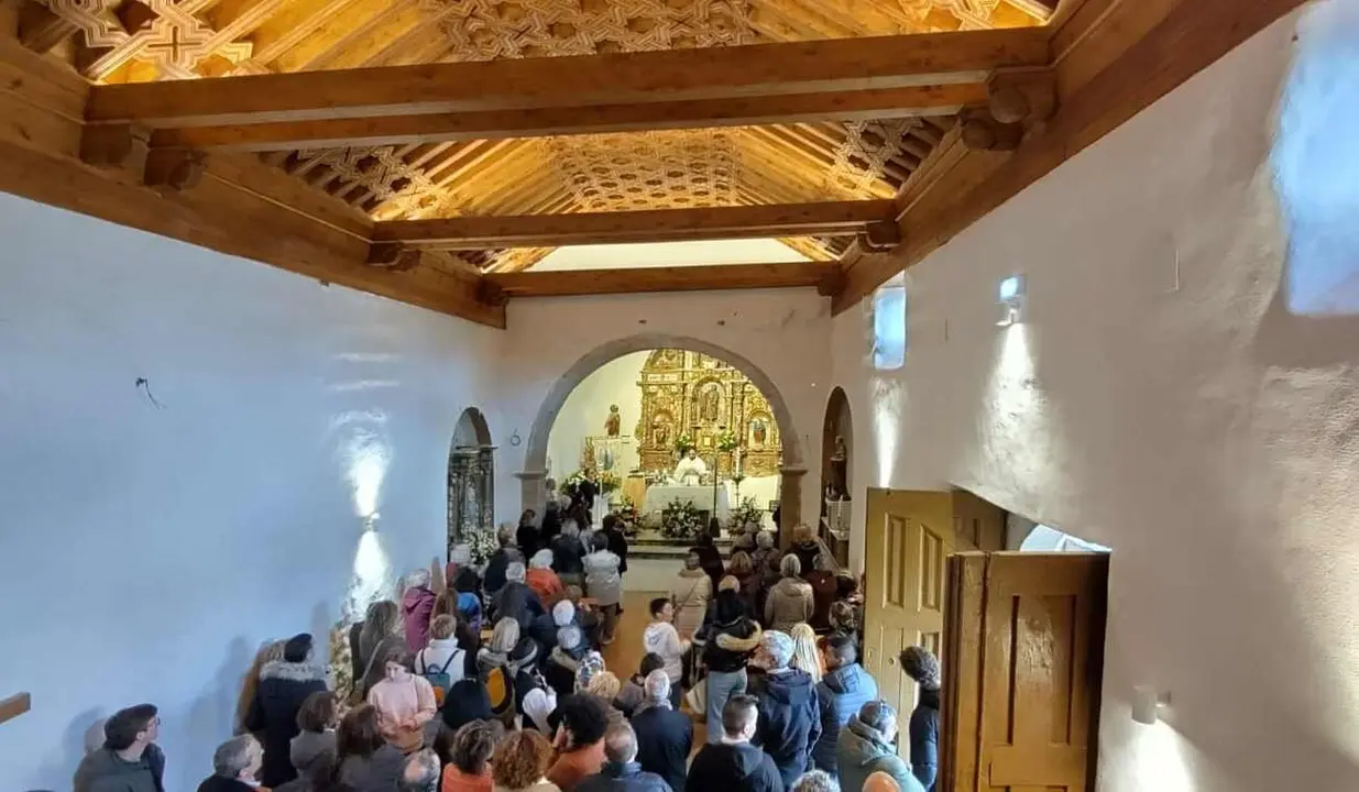 Imagen de los fieles en la iglesia con su artesanado.