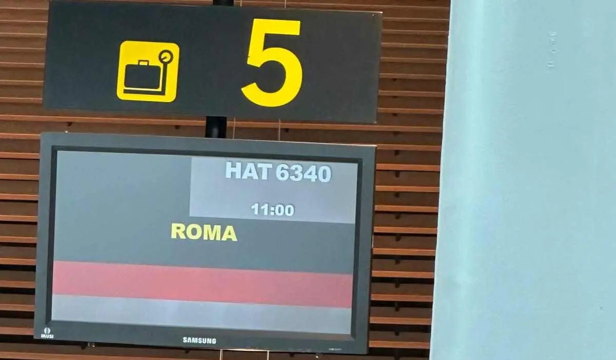 Imagen del anuncio de llamada para el acceso al vuelo a Roma desde León.