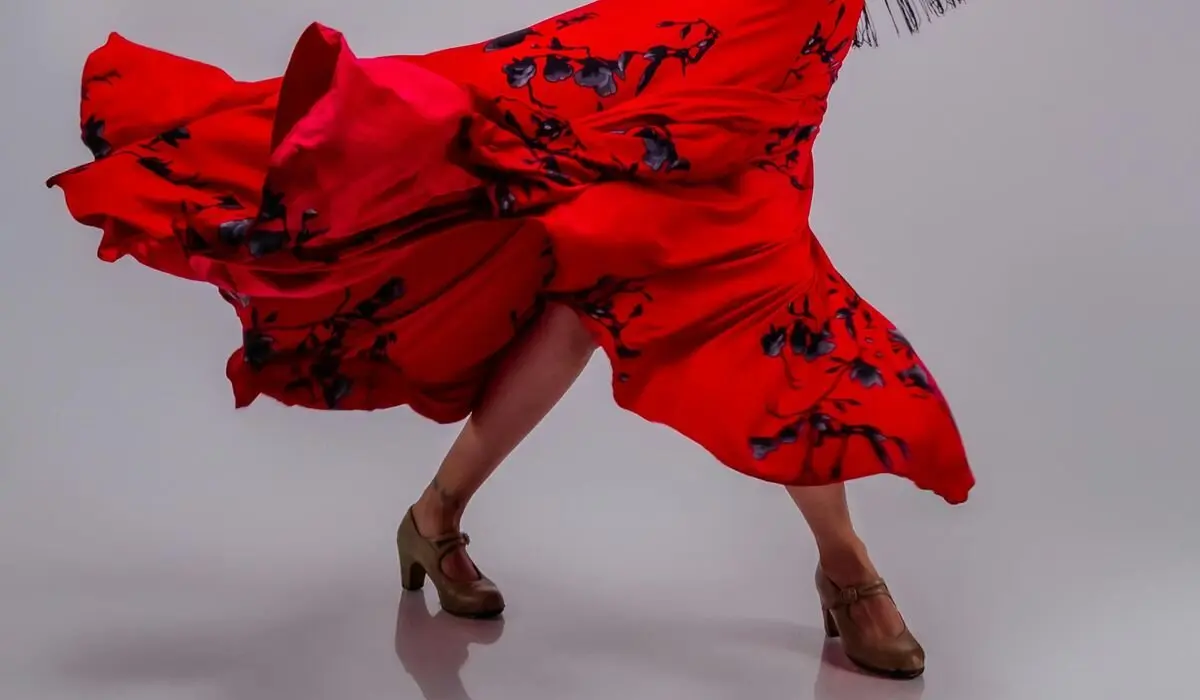 La Concejalía de Mayores de Ponferrada organiza la Feria de Abril en Flores del Sil, con desfile y actuaciones en el Centro de Día.