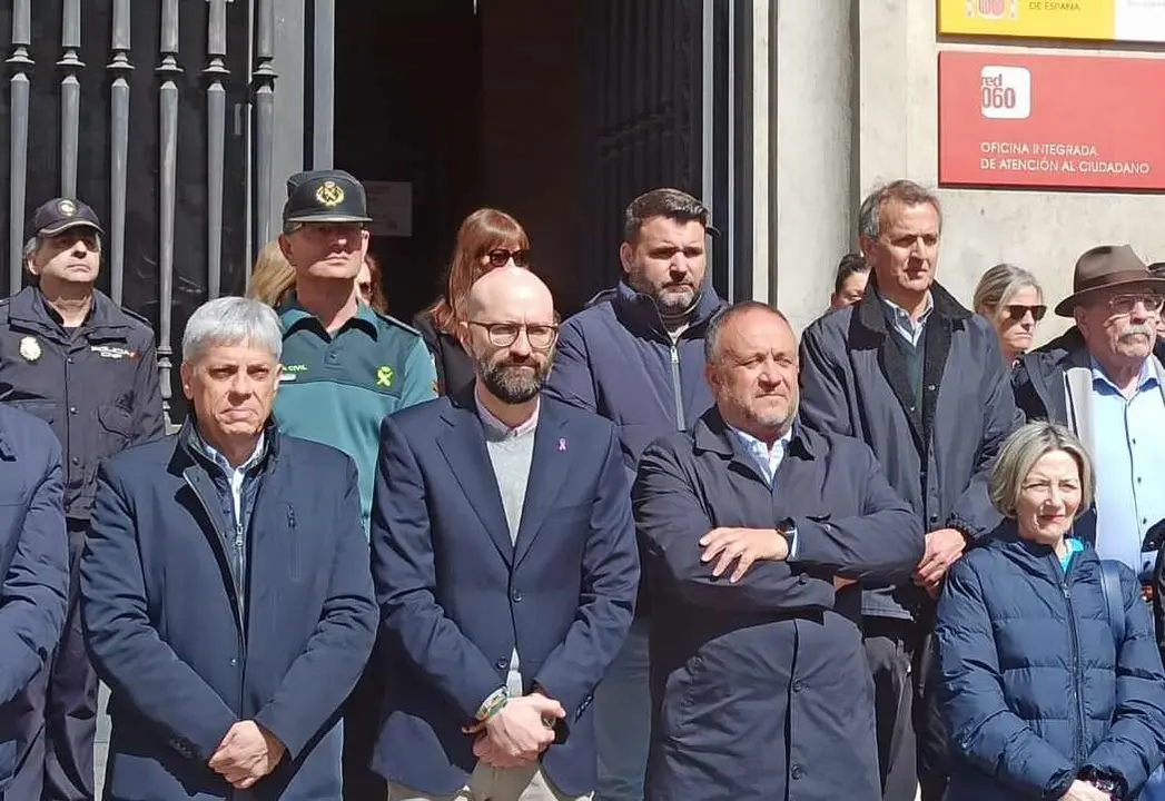 Autoridades locales y representantes institucionales durante el minuto de silencio.