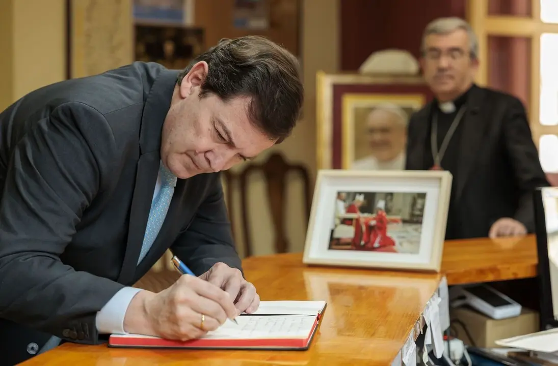 El presidente de la Junta, Alfonso Fernández Mañueco, acude al Palacio Arzobispal de Valladolid para mostrar sus condolencias tras la pérdida de Su Santidad el Papa Francisco.