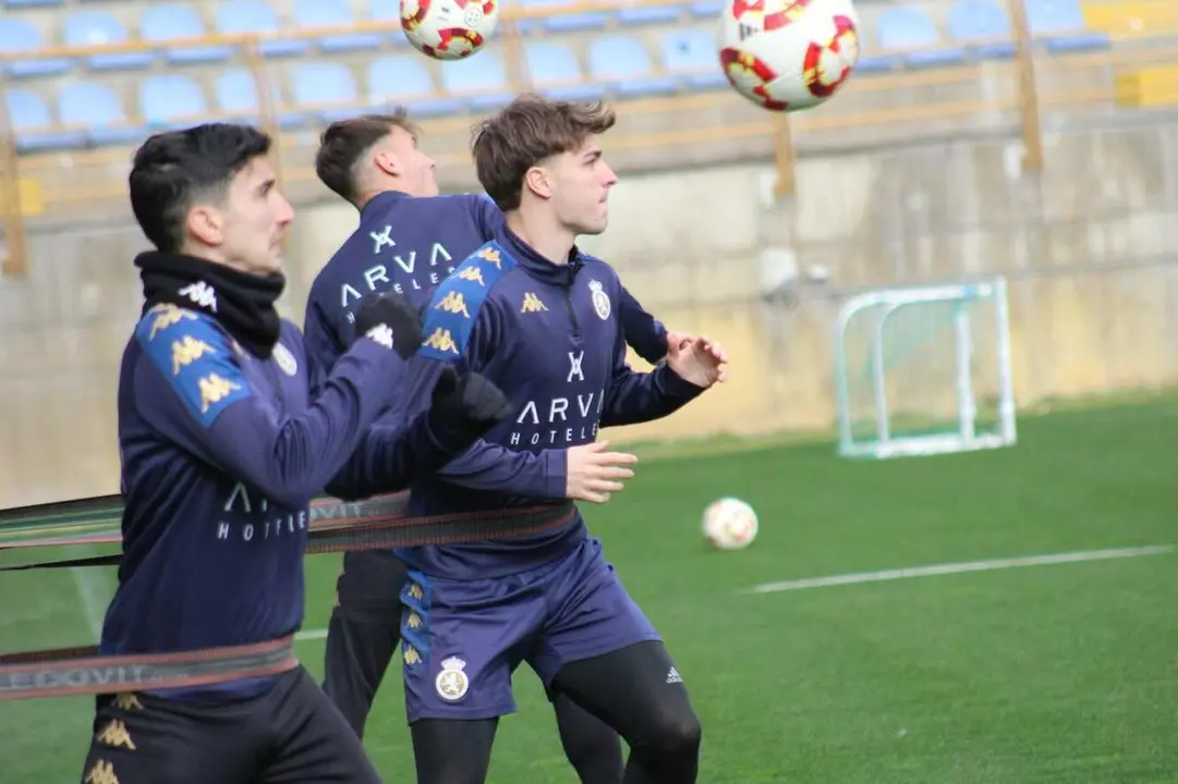 La plantilla de la Cultural y Deportiva Leonesa, durante un entrenamiento en el Reino de León. Foto: CyDLeonesa