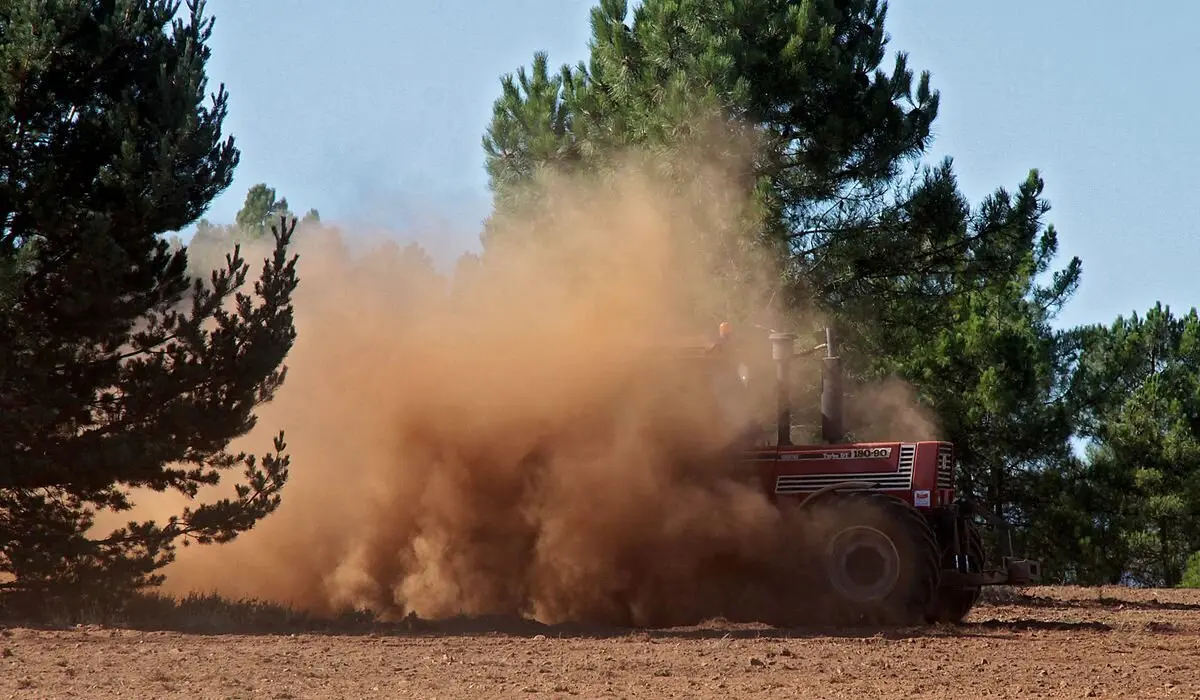 Un tractor recorre los campos de cultivo de la Cepeda abonando el terreno para el cereal de invierno. Foto: Peio García.