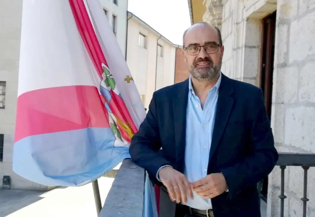 Marco Morala, alcalde de Ponferrada, junto a la bandera de El Bierzo.