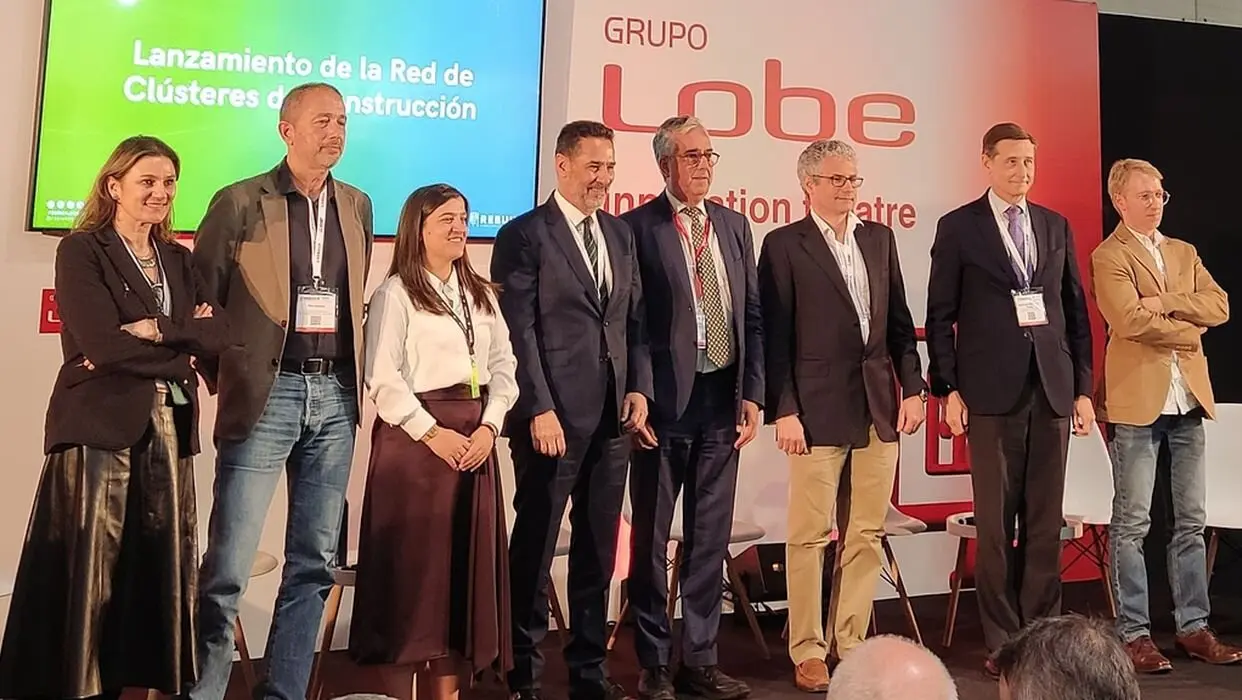 (I-D) Los presidentes de AEICE, Estíbaliz González; CCIC, Pere Armora; la directora de BuildInn, Marta Epelde; junto a los presidentes del Clúster de la Edificación, Juan Antonio Gómez; CICA, Juan Carlos Bandrés; Galicia Constrúe, Diego Freire; de ICONS, Íñigo Eugui; y de ARIC, Ismael Martín en el acto de constitución de la Red de Clústeres de la Construcción en Rebuild 2025.