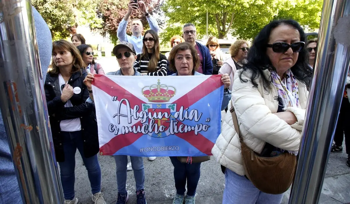 Concentración de la plataforma Oncobierzo bajo el lema #PorUnaSanidadDigna ante las dependencias de la Junta de Castilla y León en Ponferrada