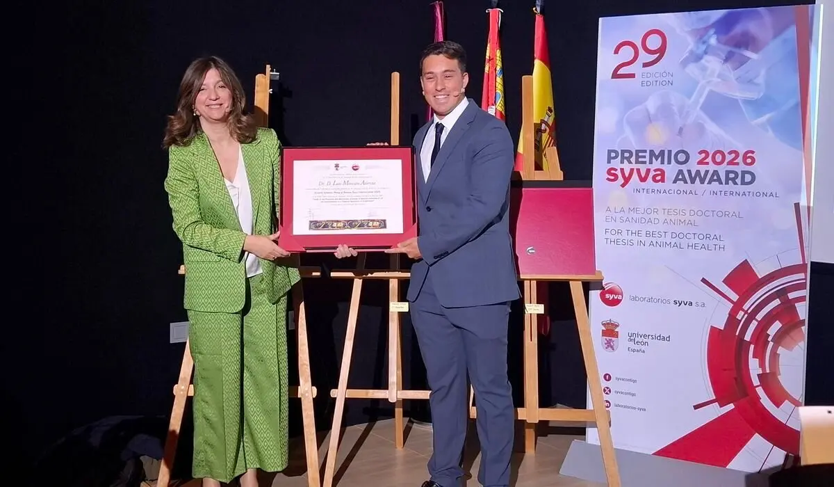 La rectora de la Universidad de León, Nuria González, clausura el acto de entraga de los Premios Syva.