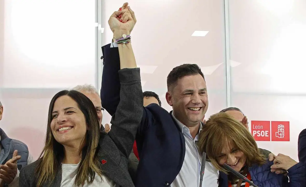Javier Alfonso Cendón celebra su victoria con amplio margen las primarias del PSOE de León. Foto: Peio García