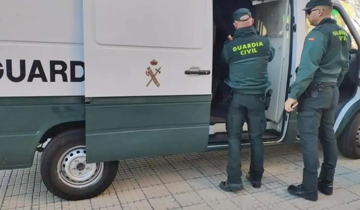 Agentes de la Guardia Civil durante el traslado de un preso en una imagen de archivo.