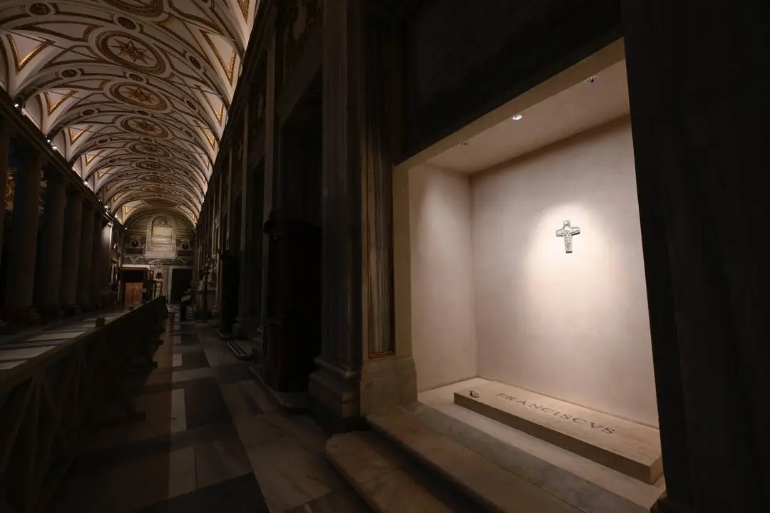 Imagen de la tumba del Papa Francisco.