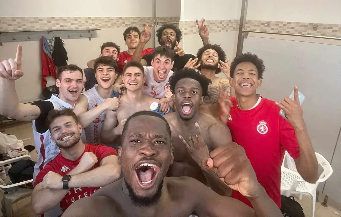 Los jugadores de la Cultural de Baloncesto celebran su victoria.