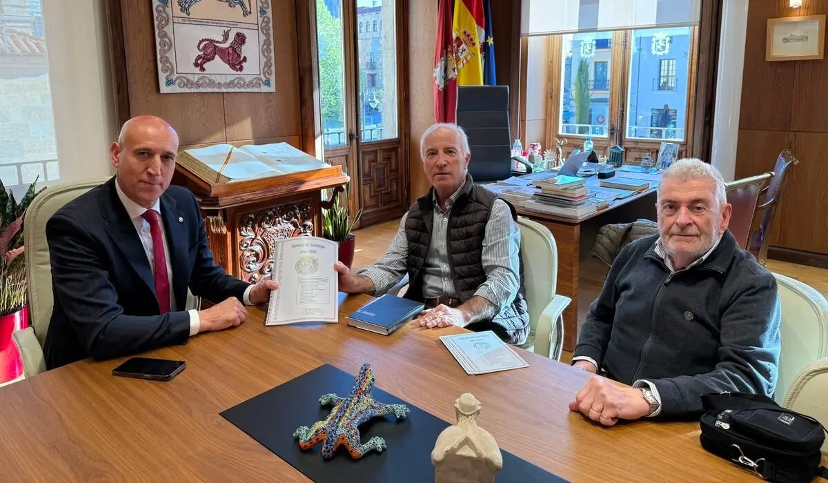Reunión de la Asociación de Amigos del Camino de Santiago de León 'Pulchra Leonina' con el alcalde de León.