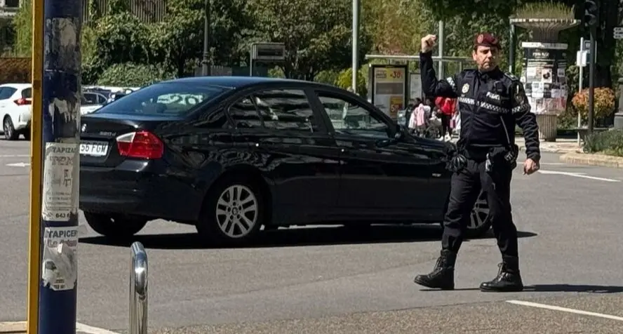 Efectivos de Policía Local intentan ordenar el tráfico de la ciudad.
