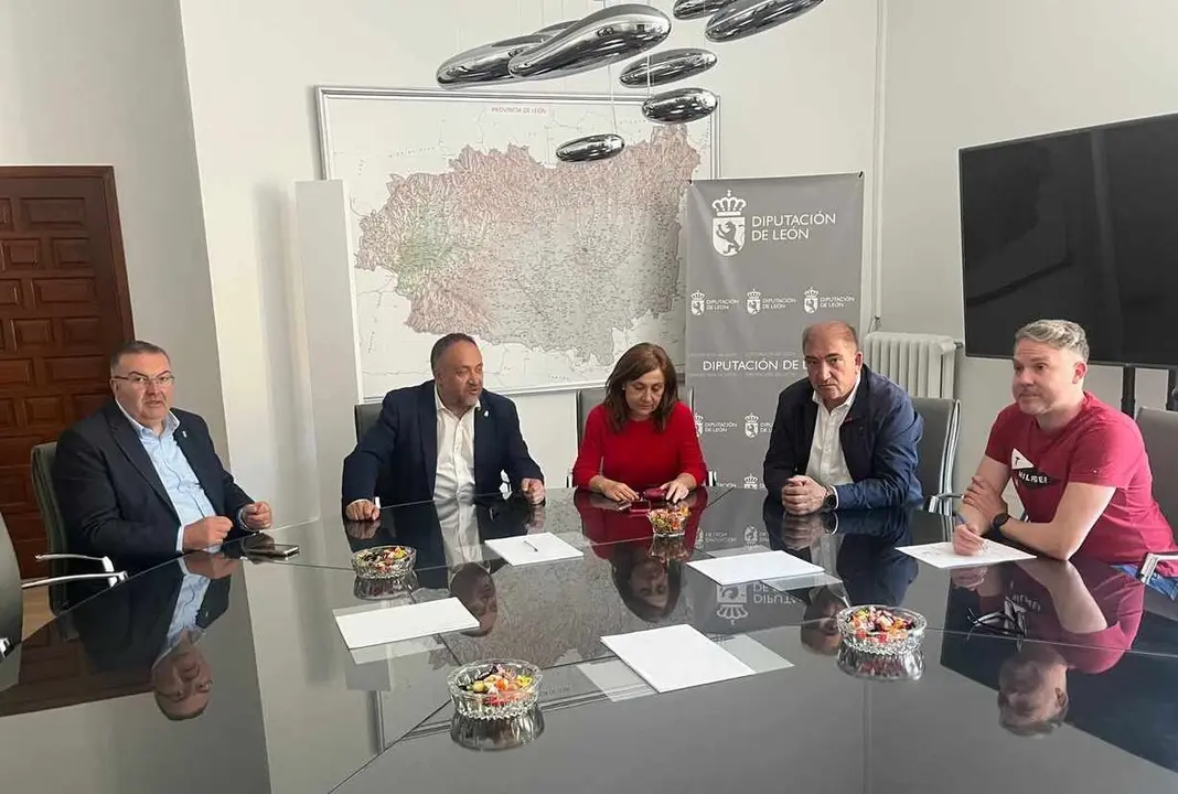 Un instante de la reunión del gabinete de crisis en Diputación.