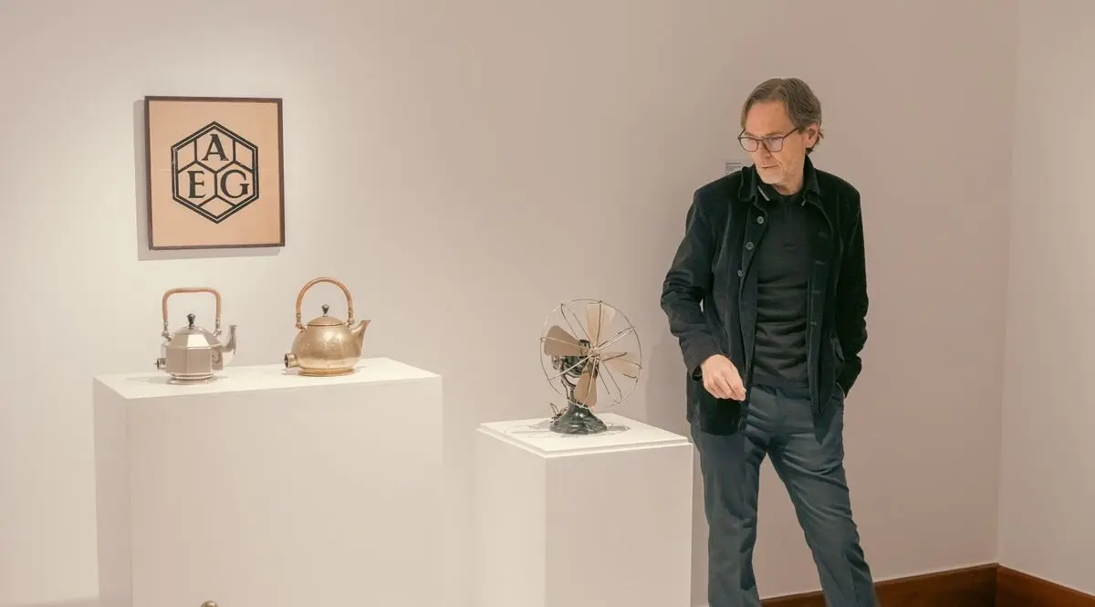 Andrés Alfaro Hofmann, coleccionista y comisario de la exposición temporal que se puede visitar en Botines.