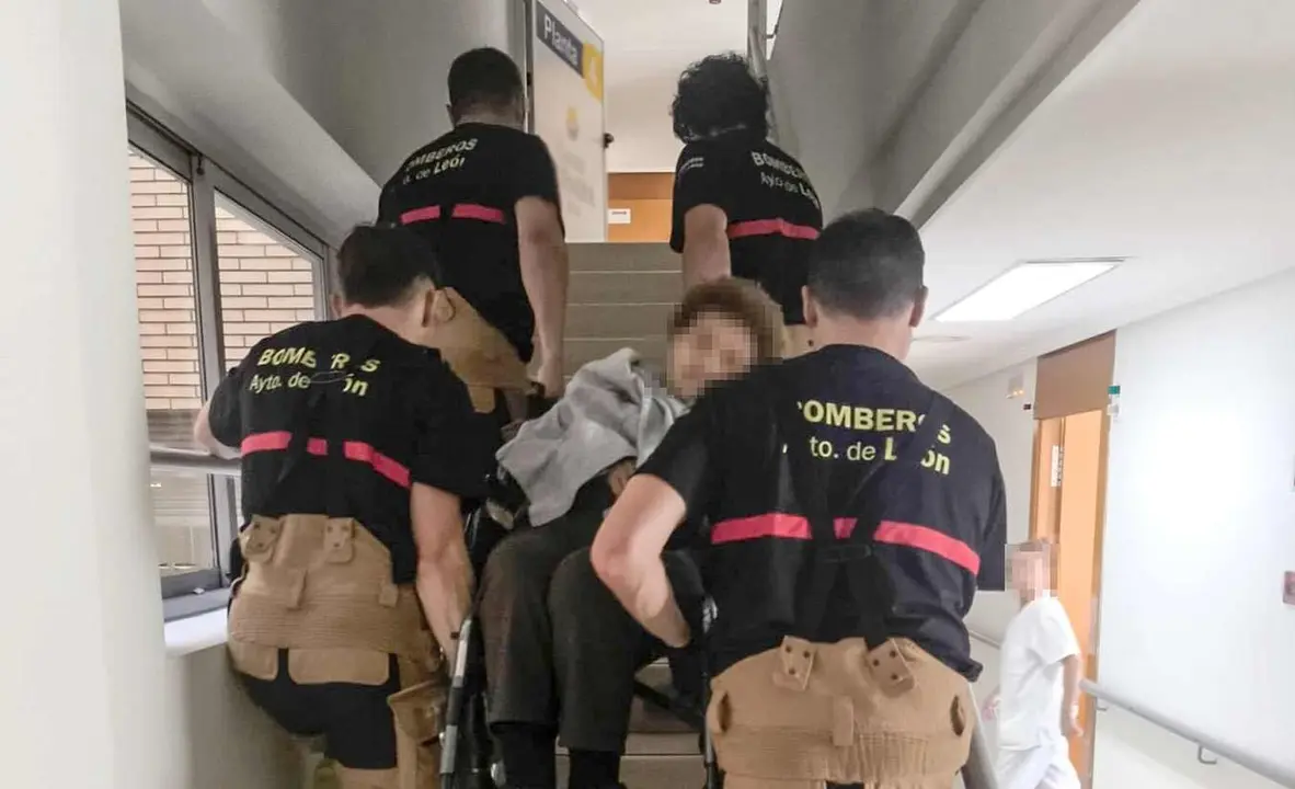 Bomberos de León trasladan a una mujer de una residencia de ancianos ante la imposibilidad de usar los ascensores. Foto: Bomberos León