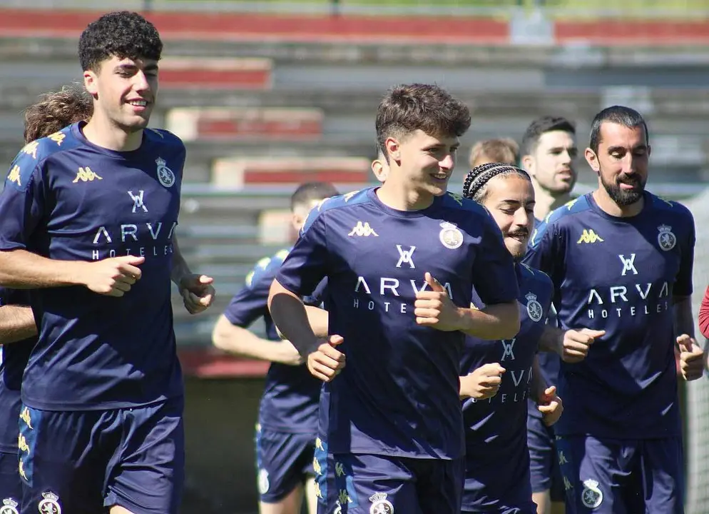 La plantilla de la Cultural y Deportiva Leonesa, durante un entrenamiento.