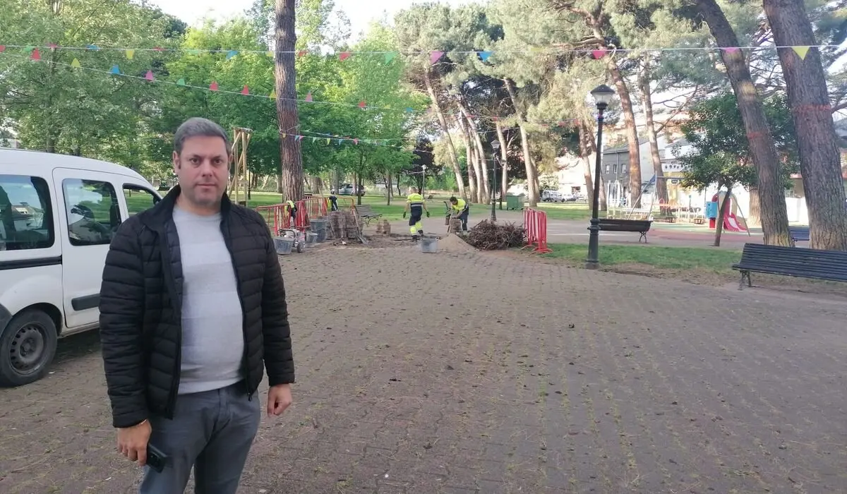Iván Alonso, concejal de Infraestructuras del Ayuntamiento de Ponferrada, visita las obras en el Parque Pablo Picasso de Cuatrovientos.
