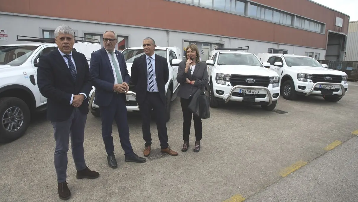 El delegado de la Junta en León, Eduardo Diego (I), junto al presidente del Consejo Comarcal del Bierzo, Olegario Ramón (2I), el director de Trabajo y Prevención de Riesgos Laborales de la Junta de Castilla y León, José Manuel Barrios (2D), y la coordinadora de la Junta de Castilla y León en El Bierzo, Rosana Velasco, durante la presentación de los nuevos vehículos financiados con el Plan Montel. Foto: César Sánchez.