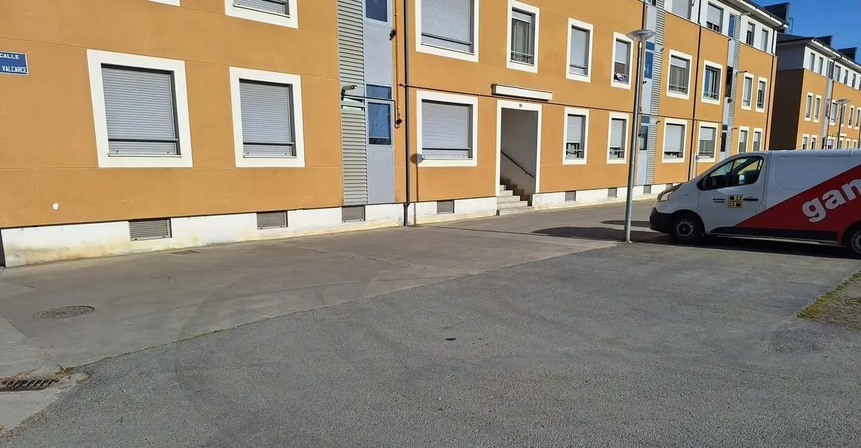 Imagen de la inexistencia de aceras en la calle Río Valcarce.