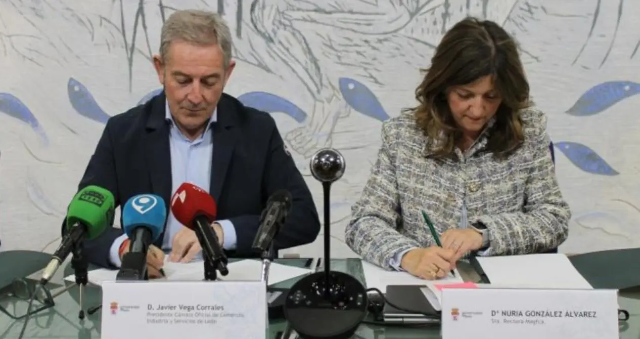 Firma del convenio entre la Universidad de León y la Cámara de Comercio.