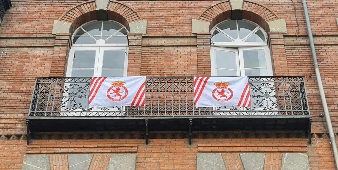 Dos banderas de la Cultural presiden, desde este miércoles, la redacción del Heraldo de León.