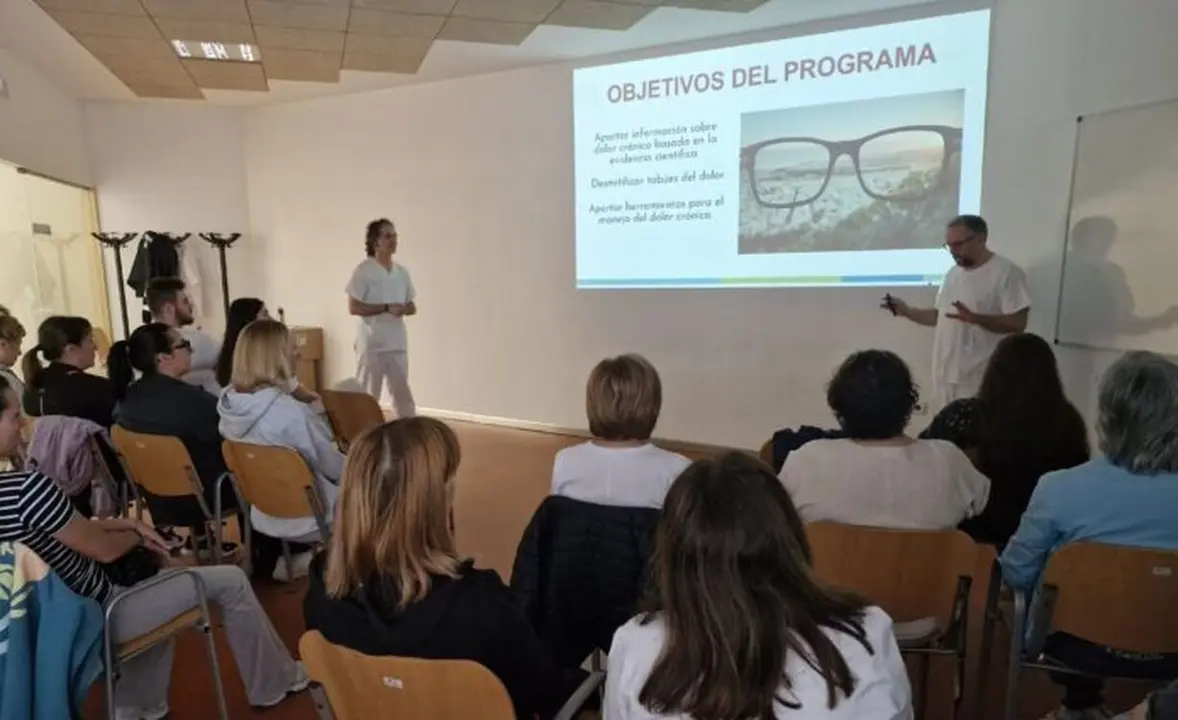 El Centro de Salud Ponferrada IV estrena la terapia grupal de la nueva Unidad de Afrontamiento Activo del Dolor Crónico.