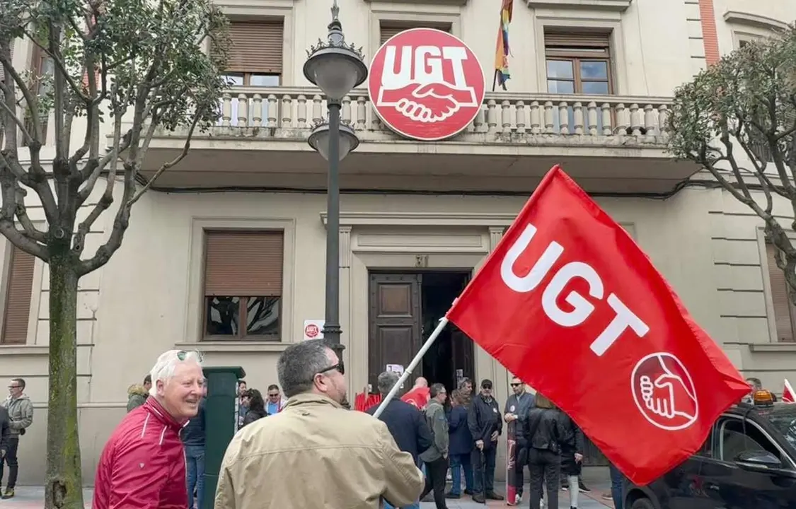 Sindicalistas de UGT en la antesala de la manifestación.
