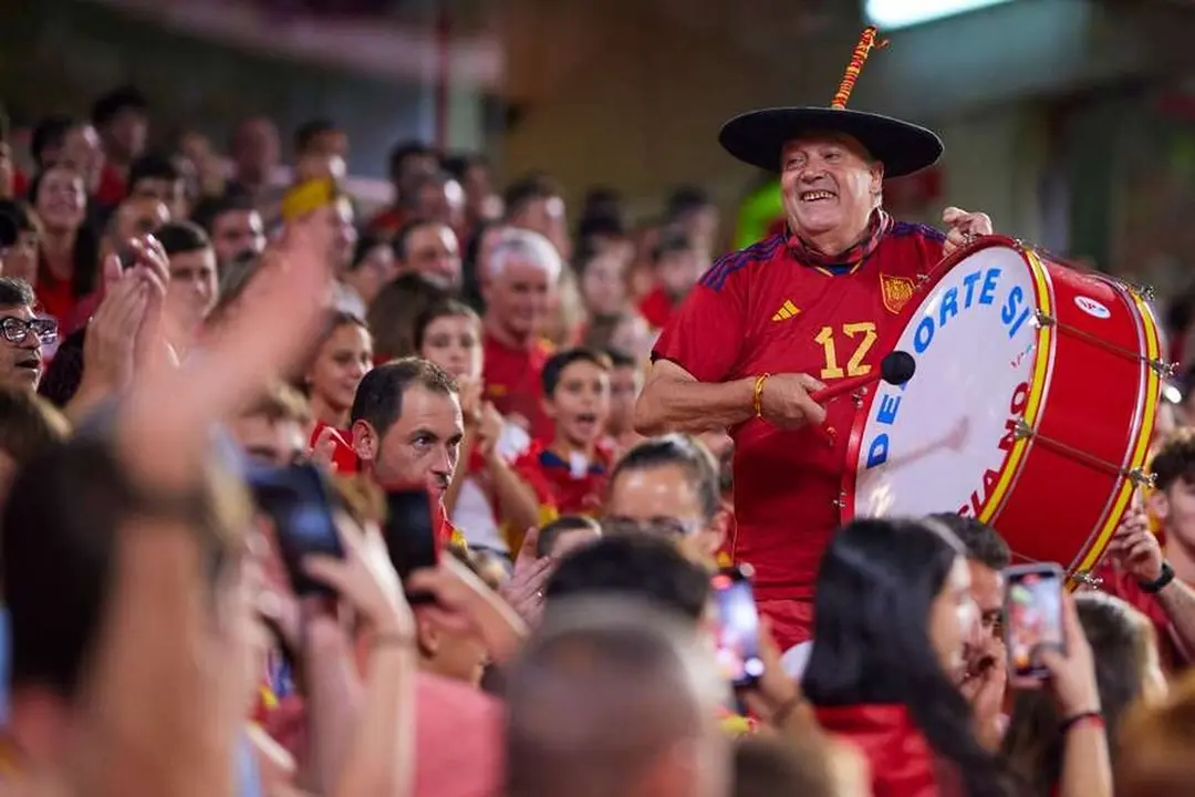 Manolo el del bombo animando a la selección en un partido.