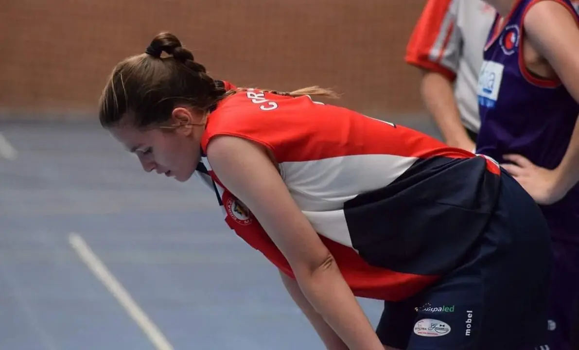 Isabel Barazón durante un partido de baloncesto.