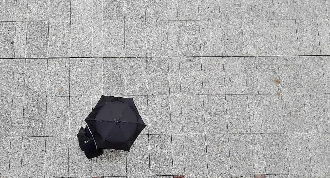 La Agencia Estatal de Meteorología (Aemet) ha activado para este viernes el aviso amarillo en León y en las nueve provincias de Castilla y León por tormentas e intensas lluvias que podrían dejar acumulados de 15 litros en una hora y de 40 litros en doce.