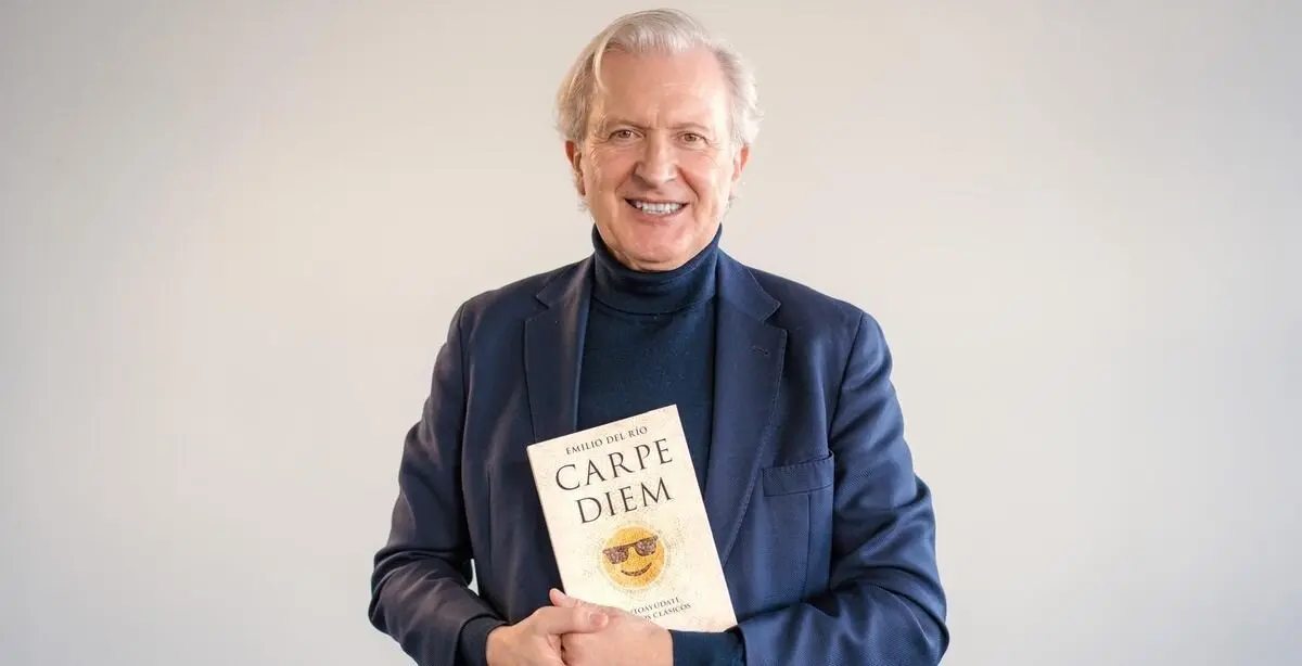Emilio del Río sosteniendo su libro 'Carpe Diem'.