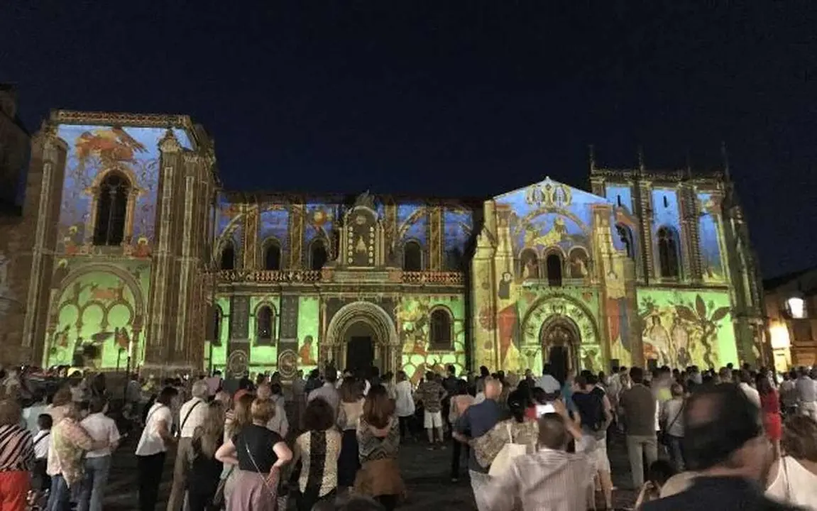 Imagen de la iluminación artística en la basílica de San Isidoro.
