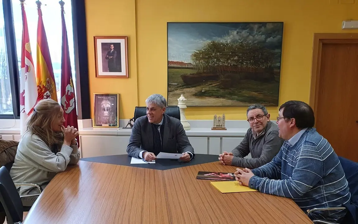 El delegado territorial de la Junta en León, Eduardo Diego, ha recibido a una representación de la Asociación Leonesa de Astronomía, encabezada por su presidente, José Vicente Gavilanes.