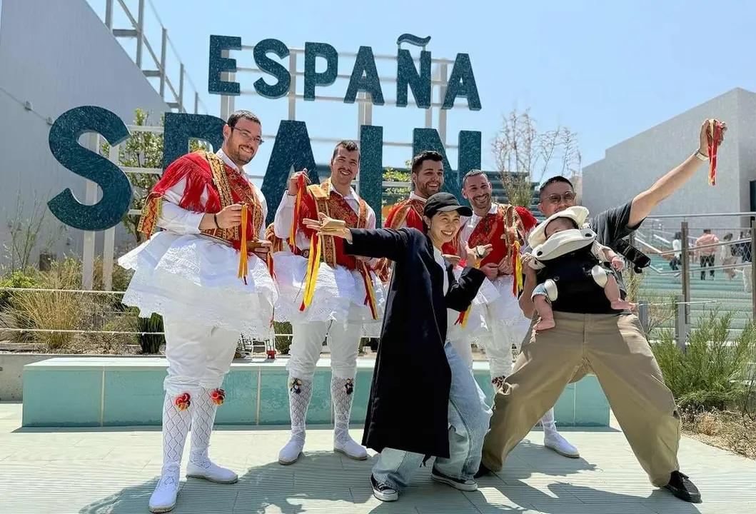 La curiosidad y la expectación acompaña a los danzantes leoneses.