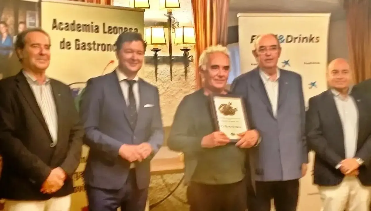 La Academia Leonesa de Gastronomía nombra Académico de Honor a Ferran Adrià en un emotivo acto celebrado en León.