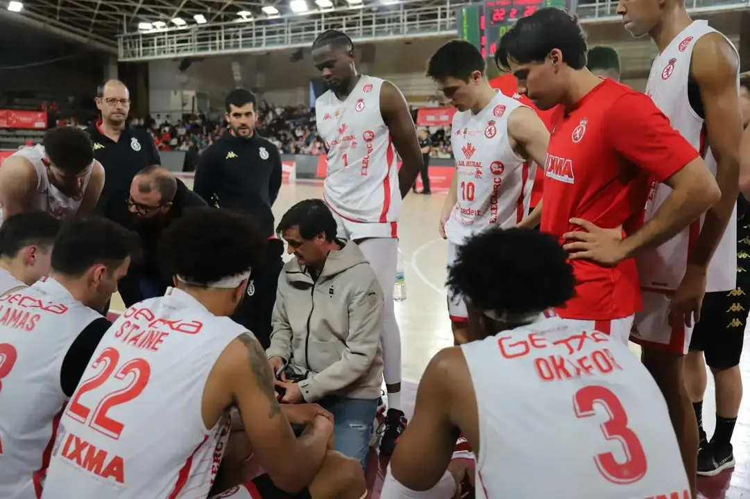 Luis Castillo conversa con su equipo durante un tiempo muerto.