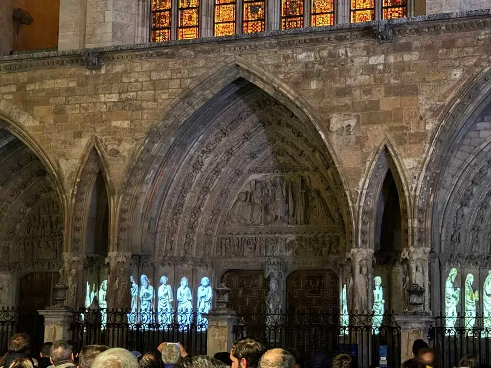 Fachada de la Catedral de León durante uno de los espectáculos de luz y sonido.