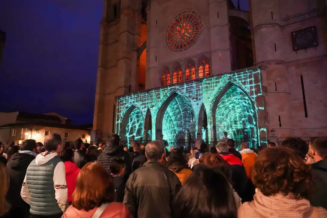 Primera proyecci&oacute;n en el p&oacute;rtico occidental de la Catedral que lleva a cabo el Ayuntamiento de Le&oacute;n con la colaboraci&oacute;n del Cabildo Catedralicio.