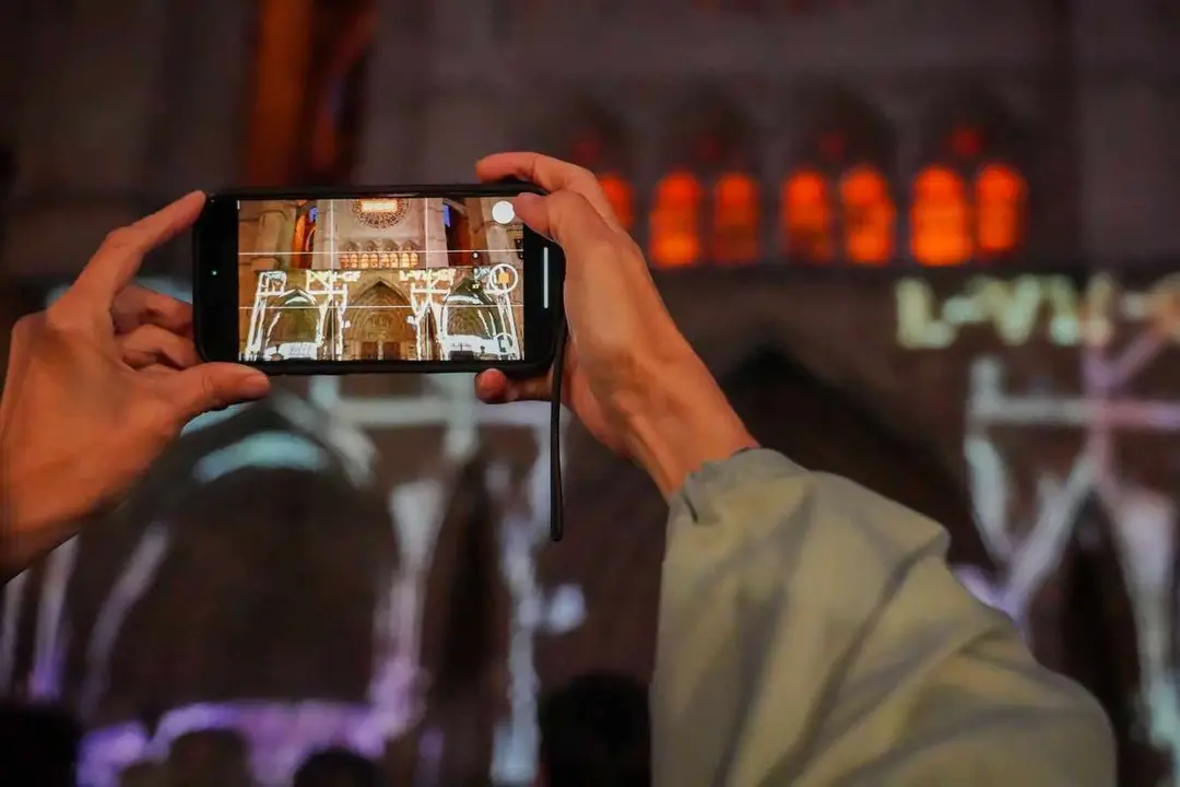 Primera proyección en el pórtico occidental de la Catedral que lleva a cabo el Ayuntamiento de León con la colaboración del Cabildo Catedralicio.