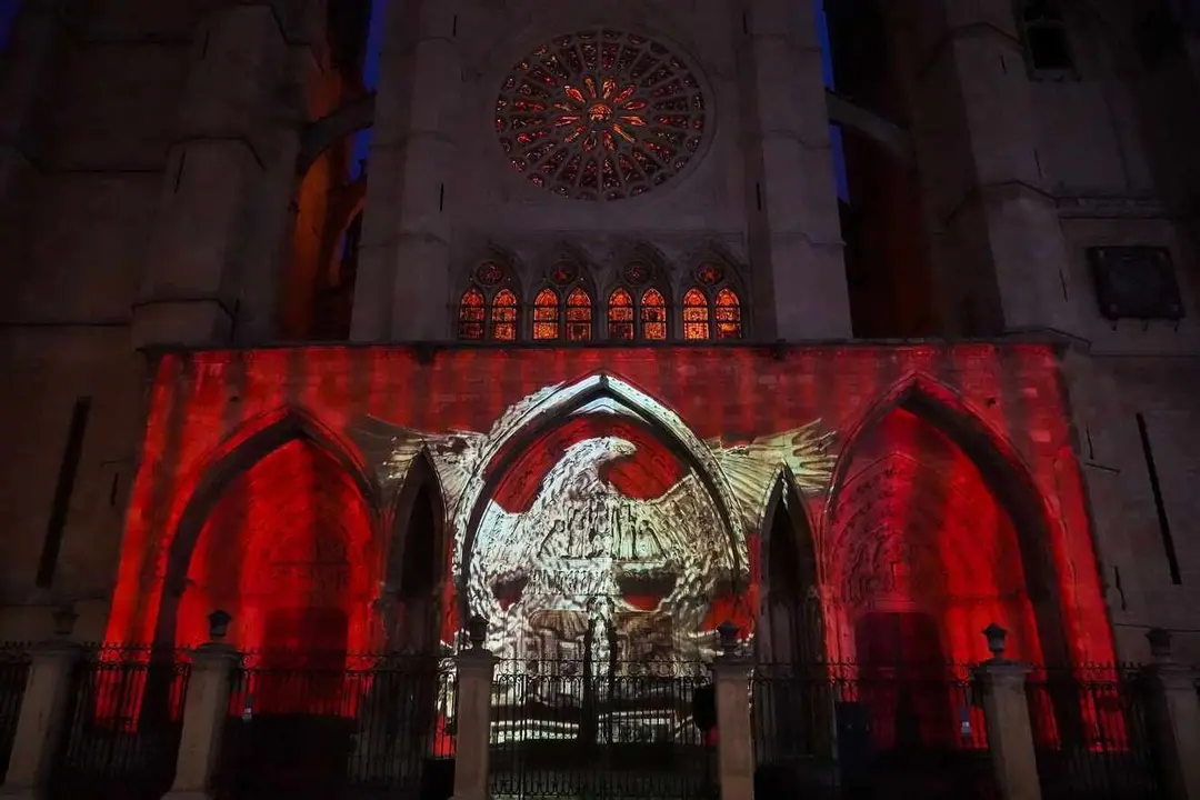 Primera proyección en el pórtico occidental de la Catedral que lleva a cabo el Ayuntamiento de León con la colaboración del Cabildo Catedralicio