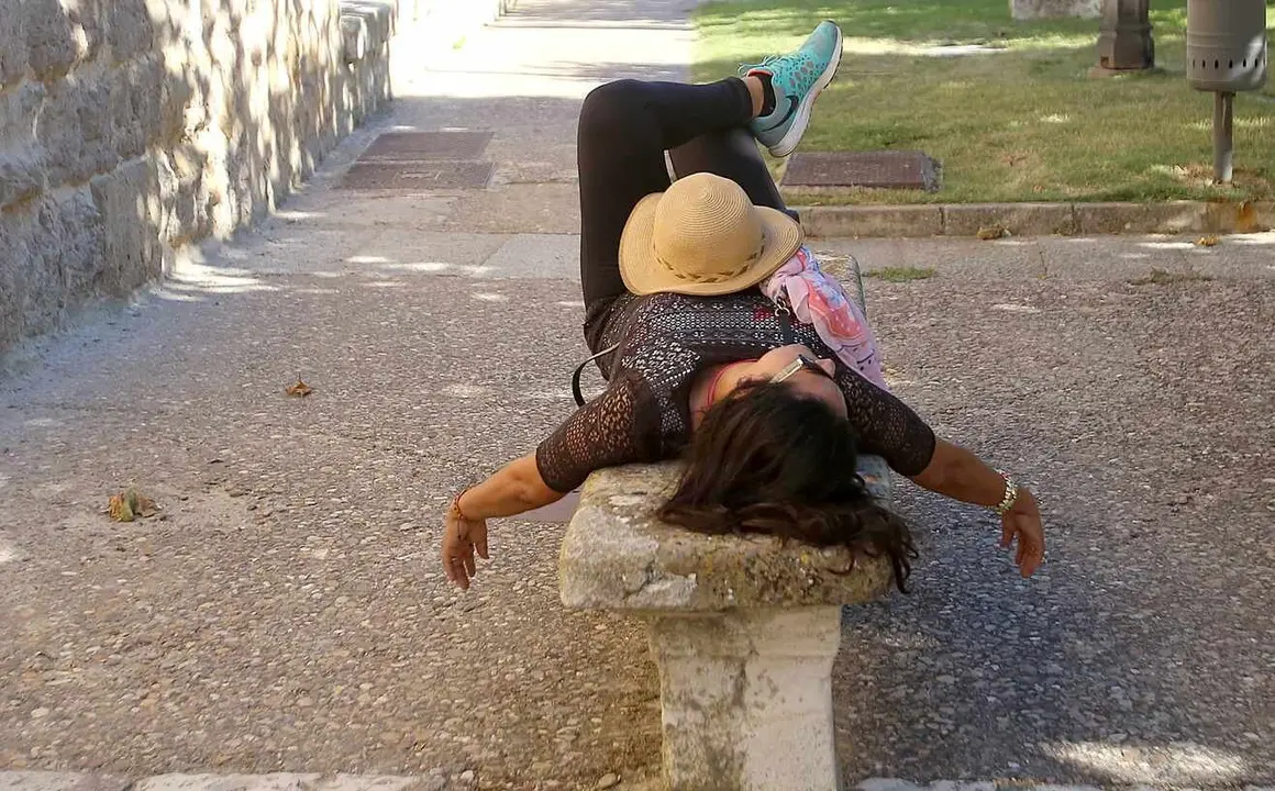 Una turista descansa en un banco durante un puente vacacional. Foto: M. Chacón