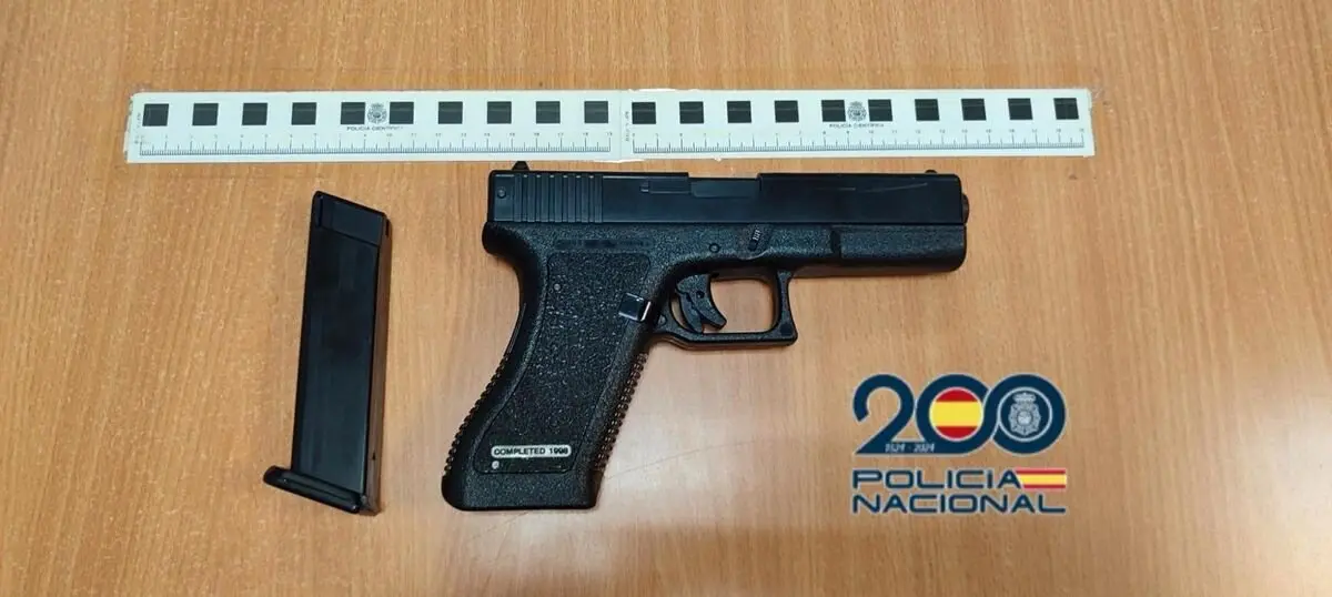 Detenido un varón por amenazar y golpear con un arma a otro joven en la plaza Martí y Monsó de Valladolid.