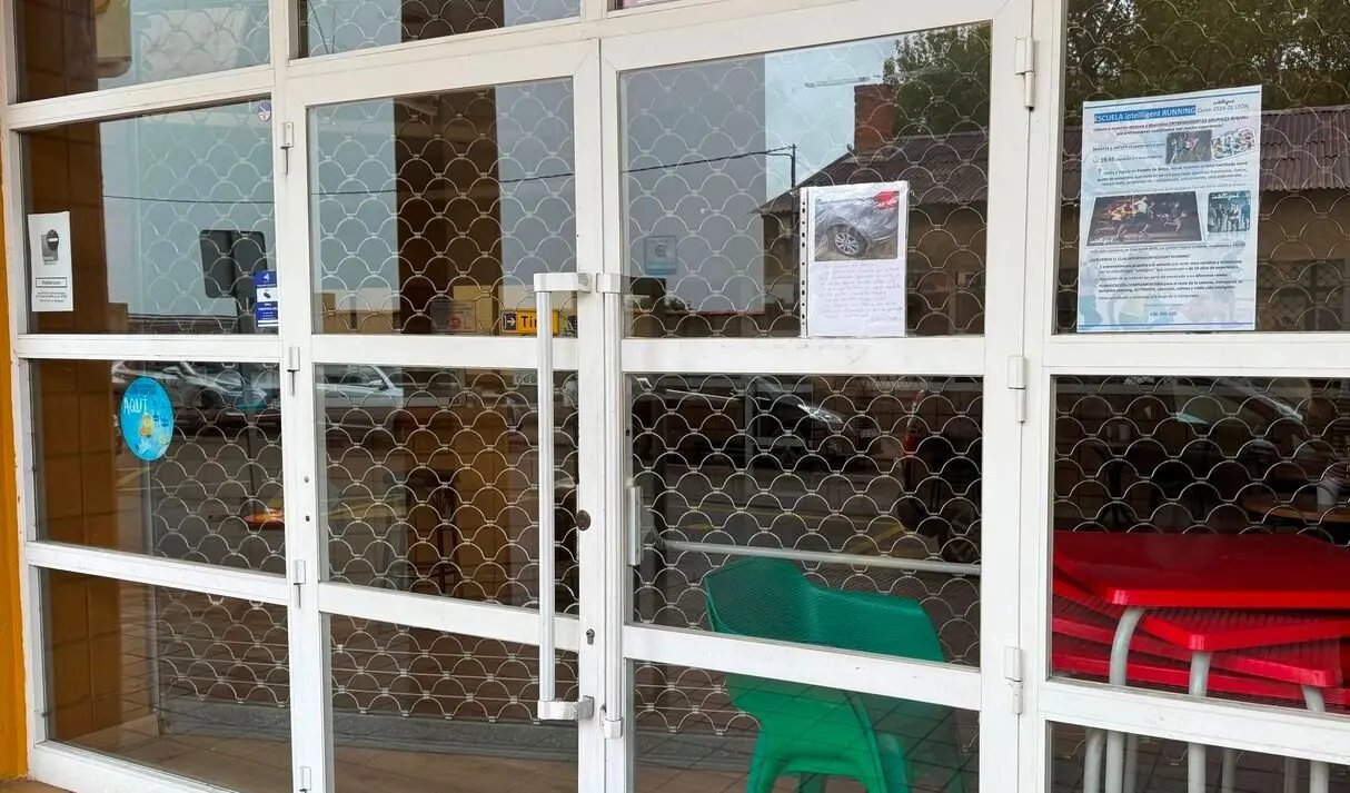 Imagen de la cafetería del Hispánico cerrada.