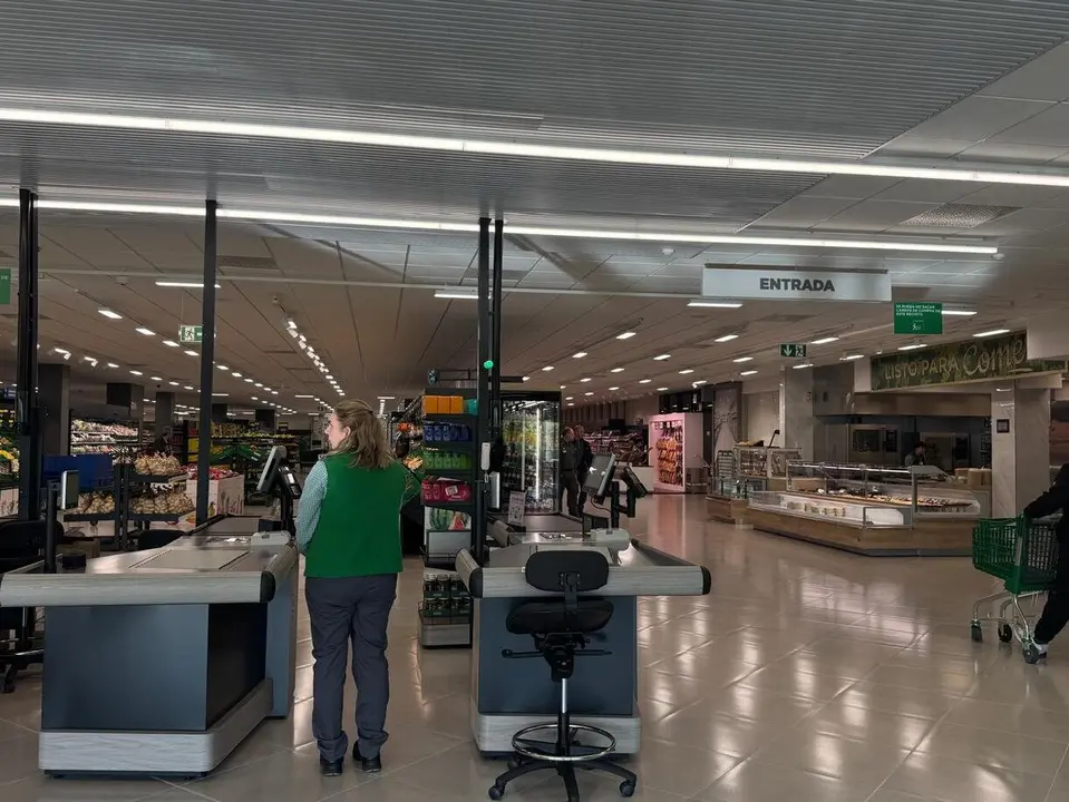 Un trabajador en un supermercado de Mercadona.