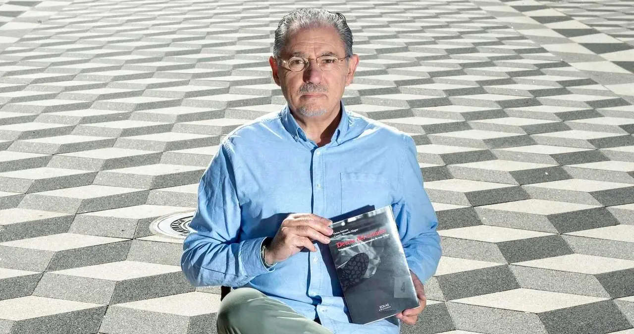 Ricardo Magaz posa junto a su nuevo libro en el que relata 25 historias que atraparán al lector.