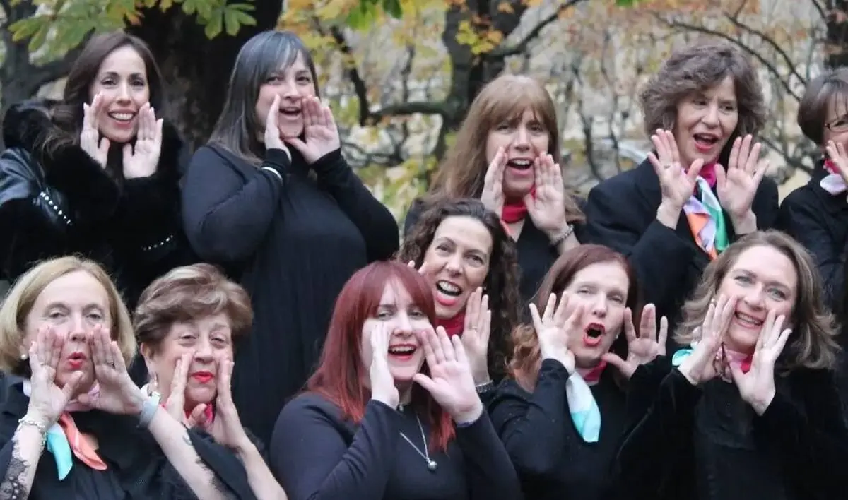 FemeninoCoral Voces de León durante un concierto.