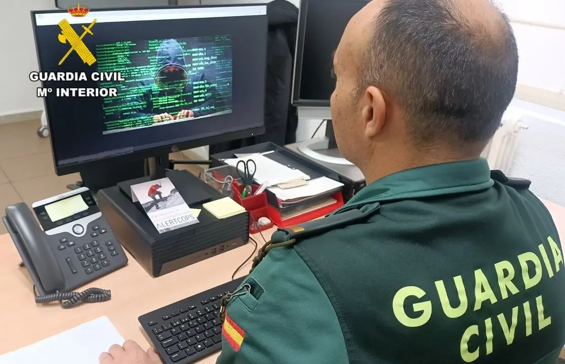 La Guardia Civil detiene a un hombre acusado de estafar más de 21.000 euros a la empresa donde trabajaba como contable.