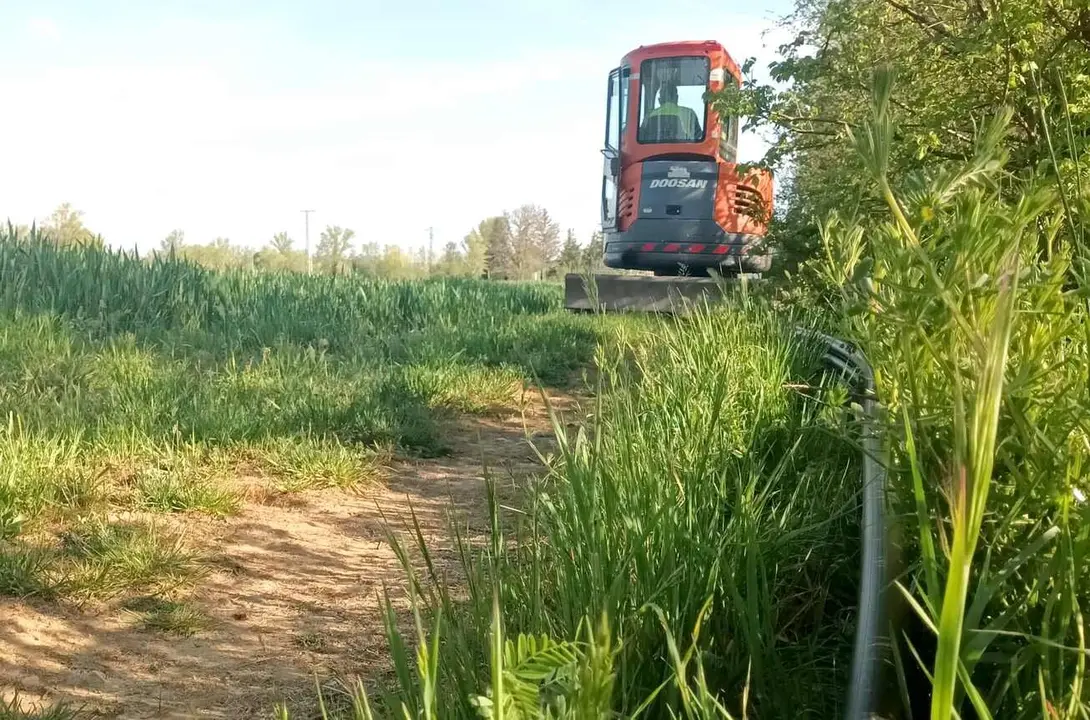 Maquinaria instalando el cable para la implantación de la fibra óptica.